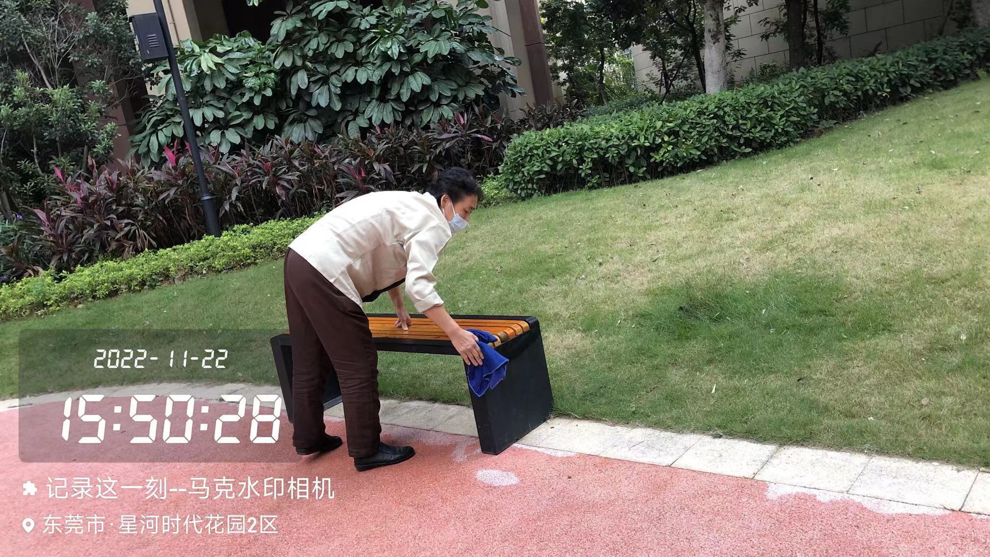 園區(qū)保潔員、園林綠化工作人員：揮汗如雨呵護(hù)綠色風(fēng)景線